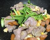 รูปขั้นตอนการทำที่ 5 ของ ข้าวผัดหมูนุ่มไส้กรอกสไปซี่