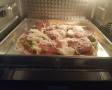 Foto langkah ke 5 dari resep Quick and Easy Pizza.