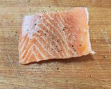 Foto del passaggio 3 della ricetta Trancio di Salmone con lardo di colonnata su letto di zucca