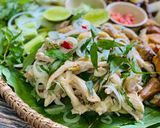 Hình bước làm 2 của món Gỏi Gà Xé Phay