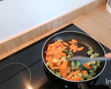 Foto del paso 2 de la receta: Salteado de verdura con salmón