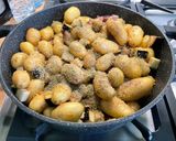 Une image de l'étape 14 de Pommes grenailles au lard, aubergine et oignons roses.