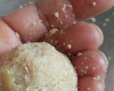 A picture of step 3 of Til ladoo.
