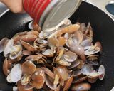 รูปขั้นตอนการทำที่ 8 ของ ผัดหอยลายน้ำพริกเผา (Thai Fried Clams with Roasted Chilli Paste)