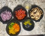 Foto del paso 2 de la receta: Hongos a la mexicana y pollo 👉🏼👉🏼👉🏼con solo una cucharita de aceite!!!!👈🏼👈🏼👈🏼