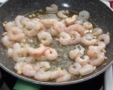 Foto del paso 3 de la receta: Espaguetis integrales con gambas al ajillo picantes