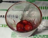 Foto langkah ke 2 dari resep *Korean fresh strawberry milk*.