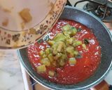Foto del passaggio 2 della ricetta Farfalle al ragù di zucchine genovesi e scalogno