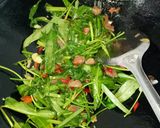 Foto langkah ke 3 dari resep Kangkung bakso pedas.