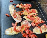 Une image de l'étape 6 de Poitrine de porc marinée grillée aux tomates cerises.