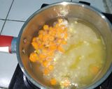 Foto langkah ke 2 dari resep Sayur bening wortel + bayam.