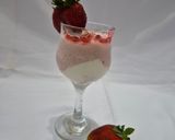 Foto langkah ke 4 dari resep Yogurt Susu Strawberry Merah Putih.