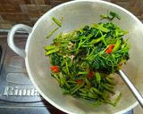 Foto langkah ke 7 dari resep Resep Tumis Kangkung Simple Tetap Hijau.