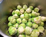 Foto del paso 1 de la receta: Coles de Bruselas salteadas con manzanas