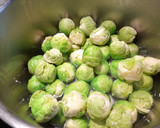 Foto del paso 1 de la receta: Coles de Bruselas salteadas con manzanas
