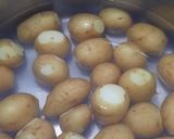 Foto del paso 1 de la receta: Papines andinos con aceite de Dende y cherry explotados