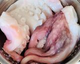 Hình bước làm 1 của món Salad Râu Bạch Tuộc, Nui Sò & Cà Chua
