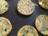 મીની મેથી મસાલા ભાખરી (Mini Methi Masala Bhakhari Recipe In Gujarati)
