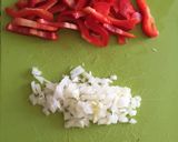 Foto del paso 1 de la receta: Paella sencilla con pollo y guisantes