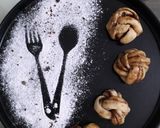 सिनेमान रोल्स(No Yeast Eggless CINNAMON ROLLS recipe in marathi) रेसिपी स्टेप 3 फोटो 