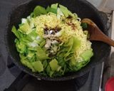 Foto langkah ke 4 dari resep Mie Goreng Pakcoy.