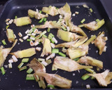 Foto del paso 1 de la receta: Arroz integral con rape, ajetes y alcachofas (para vagos)