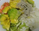 Foto del paso 1 de la receta: Sándwich🍗de pollo🥓y ensalada fresca🥯🧅🥑