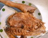 Hình bước làm 3 của món Gà luộc không cần nước (Gà luộc hành Tây)
