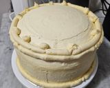 Foto del paso 35 de la receta: Memory Cake de Vainilla, Dulce de Leche y Buttercream de Chocolate Blanco (Torta de cumpleaños)