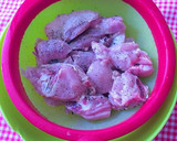 Foto del paso 2 de la receta: Pollo confitado al ajillo con palos de patatas fritas y mayonesa