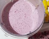 A picture of step 4 of Berry Creamy Popsicles.