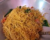 Foto langkah ke 4 dari resep Mie kuning goreng Pedas.