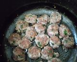 Foto del paso 3 de la receta: Albondiguitas en salsa de tomates, pimientos y lentejas