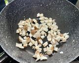 Hình bước làm 3 của món Đậu và nấm xào lá quế