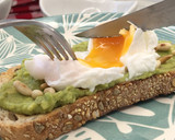 Foto del paso 11 de la receta: Huevo poché sobre tostada de aguacate 🥑