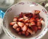Foto del paso 5 de la receta: Postre en copa 🍧 de frutillas con crema