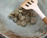 Foto langkah ke 3 dari resep Oseng Bakso tempe saus mentega.