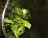 Foto del paso 1 de la receta: Puré de brócoli gratinado y huevo escondido