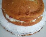 Foto del passaggio 13 della ricetta Torta a due piani con crema chantilly e frutti di bosco e panna