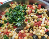 Foto del paso 3 de la receta: Ensalada de garbanzos con Albahaca y Cilantro