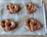 Foto del passaggio 10 della ricetta I bretzel (Pretzel)