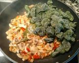 Foto del paso 3 de la receta Espinacas con champiñón y pimiento rojo