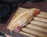 Foto del paso 4 de la receta: Bocadillo de cebolla caramelizada, queso de cabra, tortilla francesa y jamón serrano
