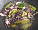 Foto langkah ke 4 dari resep Cumi Hitam Pedas Manis.