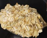 صورة لخطوة 1 من وصفة Peanut Butter Oat Smoothie