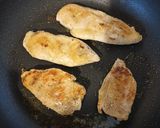 Lilahagymás-tejfölös-sajtos csirkemell🌰🧀🐤 recept fázis 1 fotója