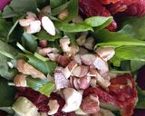 Foto del paso 4 de la receta: Ensalada de rúcula, tomates secos, palta y frutos secos