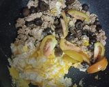 รูปขั้นตอนการทำที่ 3 ของ เห็ดเผาะผัดไข่ใส่หมูสับ