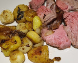 Foto del paso 4 de la receta: Ternera al horno (roast beef) con chalotas y patatas asadas
