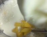 A picture of step 2 of Mango cream shake.